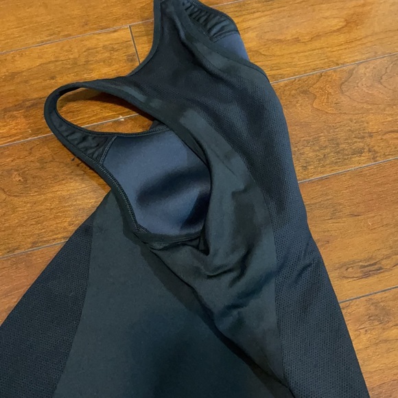 Nike Tank w/ bra insert - Picture 2 of 2